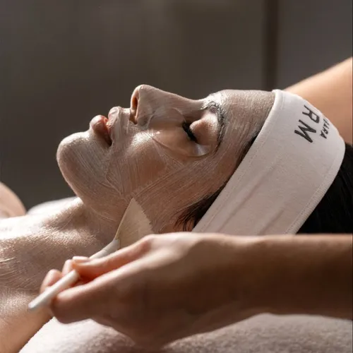 Limpieza facial profunda + Dermaplaning + Microneedling 