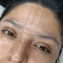 Diseño y perfilado de cejas 