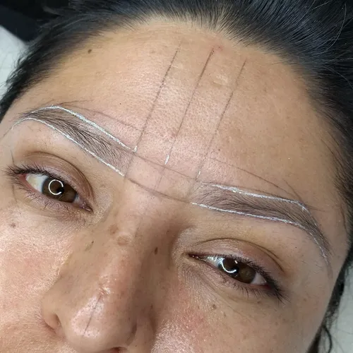 Diseño y perfilado de cejas 