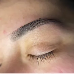 Diseño y perfilado de cejas