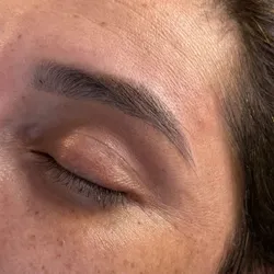 Diseño y perfilado de cejas 