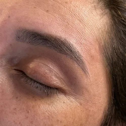 Diseño y perfilado de cejas 