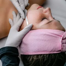 Higiene facial profunda + dermaplaning