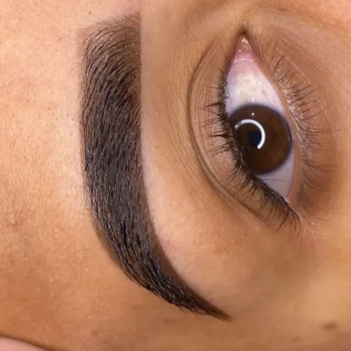 Diseño de cejas y aplicación de henna