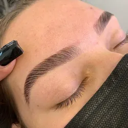 Perfilado de cejas  con visagismo