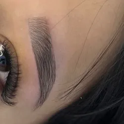 Diseño y perfilado de cejas 