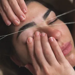 Perfilado de cejas + depilacion de rostro con hilos