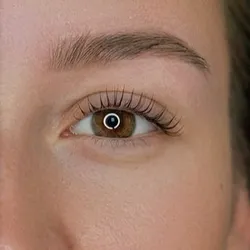Lifting de pestañas + perfilado de cejas 