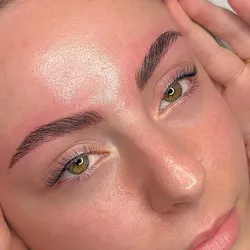 Lifting de pestañas + Laminado y perfilado de cejas + depilacion de rostro completo + masajitos faciales 