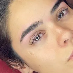 Diseño y perfilado de cejas + lifting de pestañas 