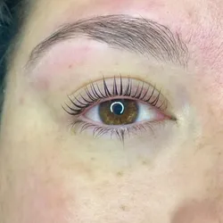 Lifting + perfilado de cejas
