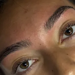 Perfilado de cejas con pinza 
