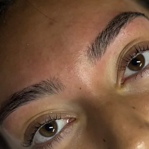 Perfilado de cejas con pinza 