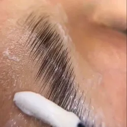 Laminado de cejas con doble nutrición 