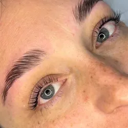 Lifting de pestañas + laminado y perfilado de cejas 