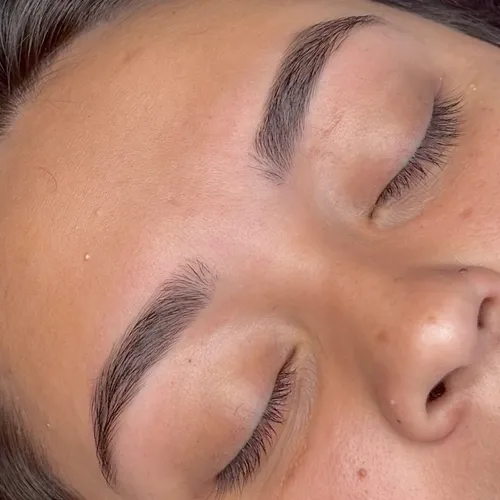 diseño y perfilado de cejas 