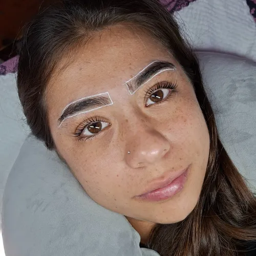 Diseño y perfilado de cejas 