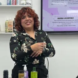Logo de Mi Flor Salon especialistas en salud capilar y rulos