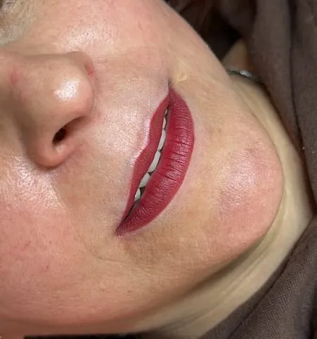 Labios con color y definicion