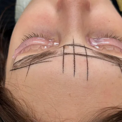 Diseño con hilos y perfilado de cejas