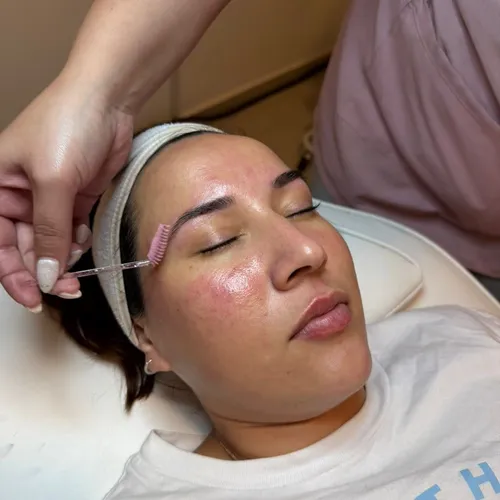 elimina células muertas y el vello fino del rostro, dejando la piel más suave, luminosa y receptiva 