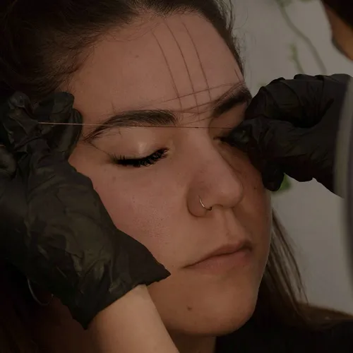Diseño de cejas personalizado, con visagismo.