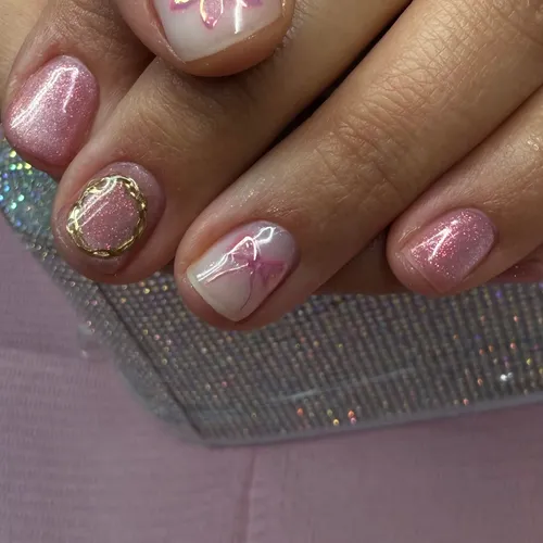 Uñas coquette con ojo de gato, efectos tornasolados
