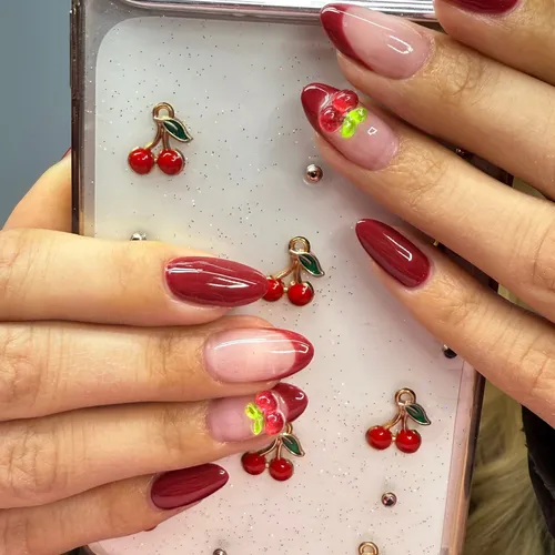 Diseño elegante con apliques de cereza
