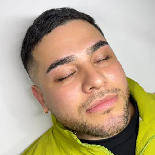 Diseño y perfilado de cejas 