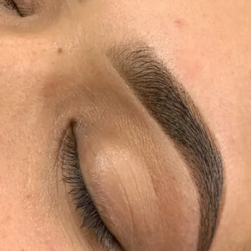 Diseño de cejas con henna 