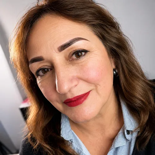 Realza la mirada, mejora la estructura y te mantiene siempre prolija ✨