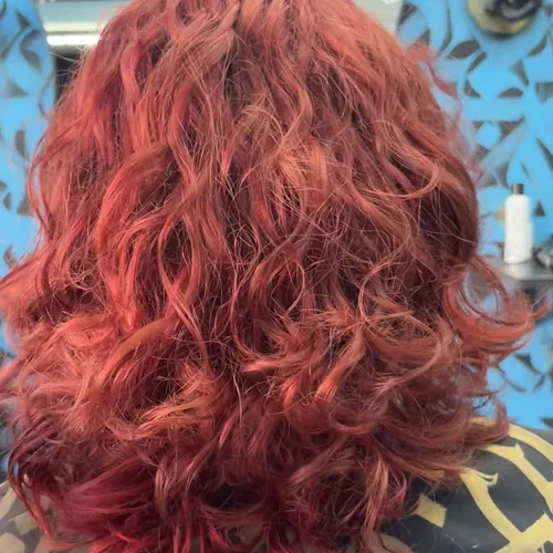 Permanente + color rojo, de Spirit Barber