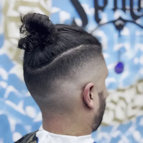 Fade alto con rodete, de Spirit Barber