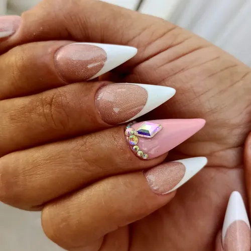 Esculpidas stiletto 💋, de Bren.Nailstudy 